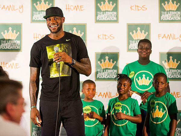 2018’de LeBron James Aile Vakfı’nı kurdu. Çocuklara ve gençlere tam 41 milyon dolarlık yardımı tek kalemde yaptı. Cleveland’dan Miami’ye gittiğinde bir haindi fakat daha sonra tekrar Cleveland’a gelerek tarihlerindeki ilk şampiyonluku kazandırdı şehrine.