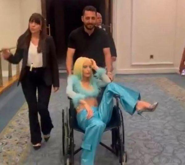 Tekerlekli sandalye ile katılma sebebini, Bülent Ersoy'a gönderme olarak açıklayan Gülşen'e; Engelsiz Yaşam Derneği tarafından tepki geldi.