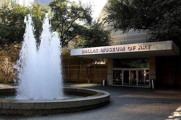 Amerika'da Brian Hernandez isimli bir genç adam kız arkadaşına sinirlendiği için Dallas Sanat Müzesi'ndeki değerli eserleri kırdı.