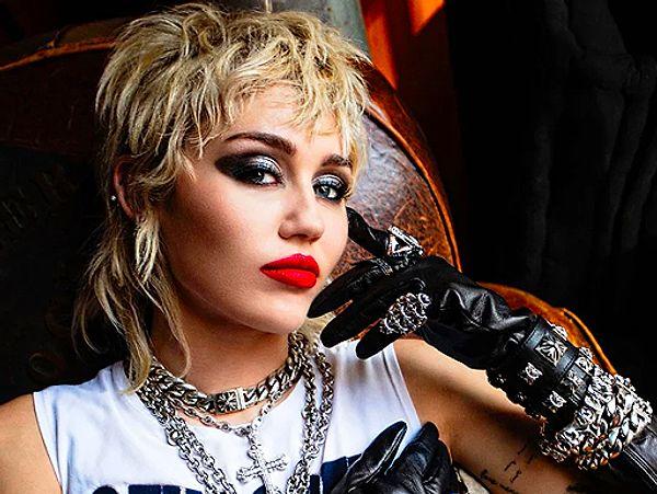 12. 2015 yılında şarkıcı Miley Cyrus, akışkan cinsiyet kimliği olduğunu (gender-fluid), yani belirli bir cinsiyetle özdeşleşmediğini açıkladı.