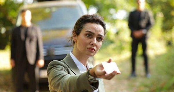 Kadının toplumda ötekileştilmesini ve süregelen kadın cinayetlerini konu alan Mezarlık film serisinin ilk sezonu "Güneşten Daha Sıcak", "Bir Nefes Kadar Yakın", "Göldeki Kadın" ve "Düğüm" adlarında 4 filmden oluşacak.