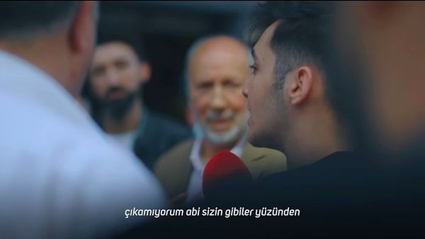 Sokak röportajındaki dayılardan gençlere, esnaftan AKP seçmenine herkesin fikir ve düşüncelerine yer verildiği 'herkes çok gergin' videosu, kısa süre içerisinde gündem olmayı başardı.