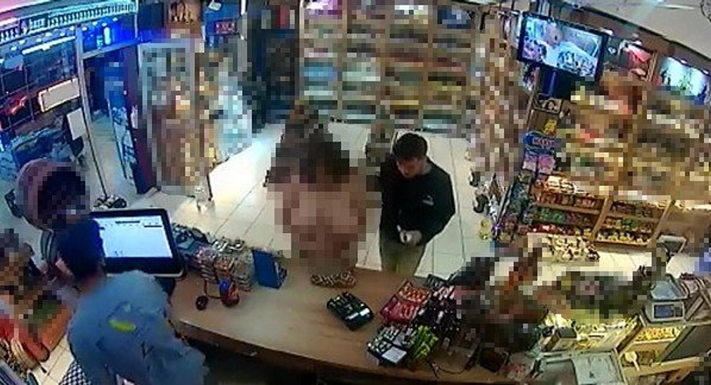 Denizli'de Taksiden Yarı Çıplak İnen Kadın Üstsüz Bir Şekilde Marketten Alışveriş Yaptı