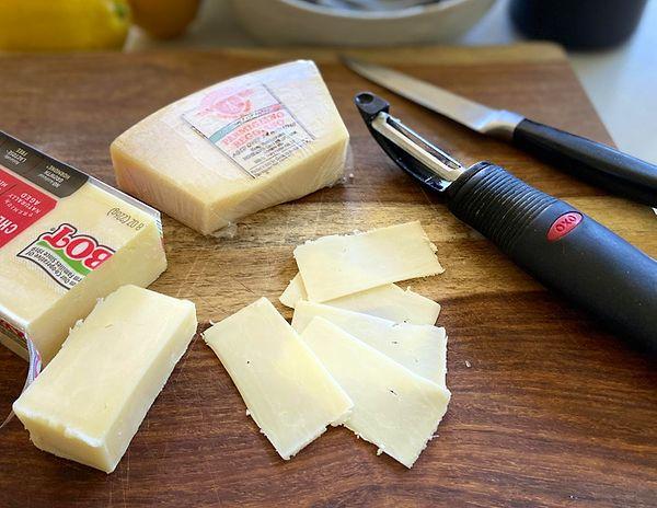 5. Peynir dilimleri için bir soyucu kullanın.