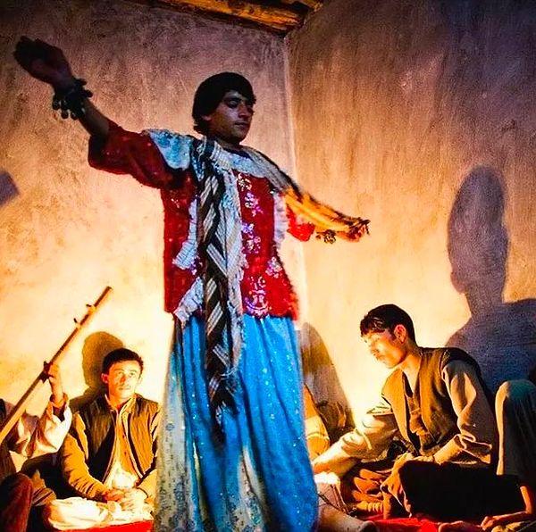 3. Afganistan’da 9 yaşındaki erkek çocuklarının yaşlı erkeklerin önünde kadın kıyafetleri giydirilerek dans ettirildiği ‘Bacha Bazi’ adlı bir gelenek vardır…