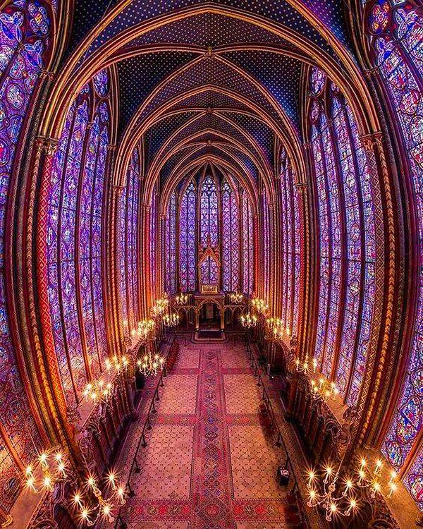 36. Fransa krallarının 14. yüzyıla kadar yaşadığı Paris, Fransa'daki Seine nehri üzerindeki Dele De La Cité'deki Gotik Tarzda olan Kraliyet Şapeli Sainte-Chapelle.