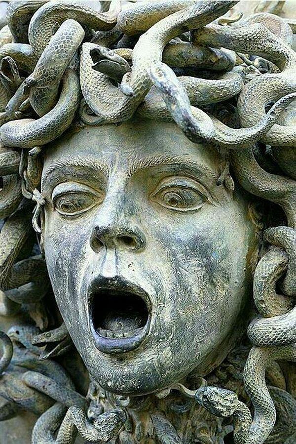39. Hadrian'ın villasındaki Medusa heykeli.
