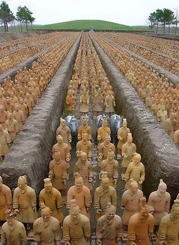 Diğer yandan mezar kompleksi Çin kültürü ve ulusal kimliği için büyük önem taşıyor ve mezarın açılması, imparatorun son dinlenme yerini bozmak ve geçmişe müdahale etmekle ilgili etik sorunları da gündeme getiriyor.