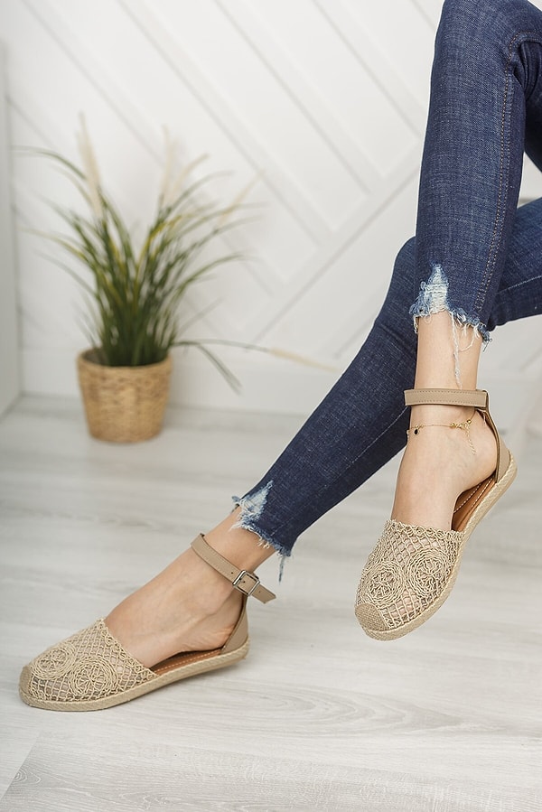 7. Ayakkabıda dantel modası yeniden karşımıza çıktı.