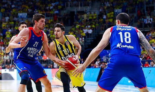 Fenerbahçe Beko ve Anadolu Efes, play-off final serisinin 2. maçında karşı karşıya geldi.