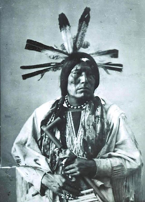 1. William Henry Jackson tarafından 1877 yılında Dakota'da çekilen Whoe-A-Ke adında kızılderili.