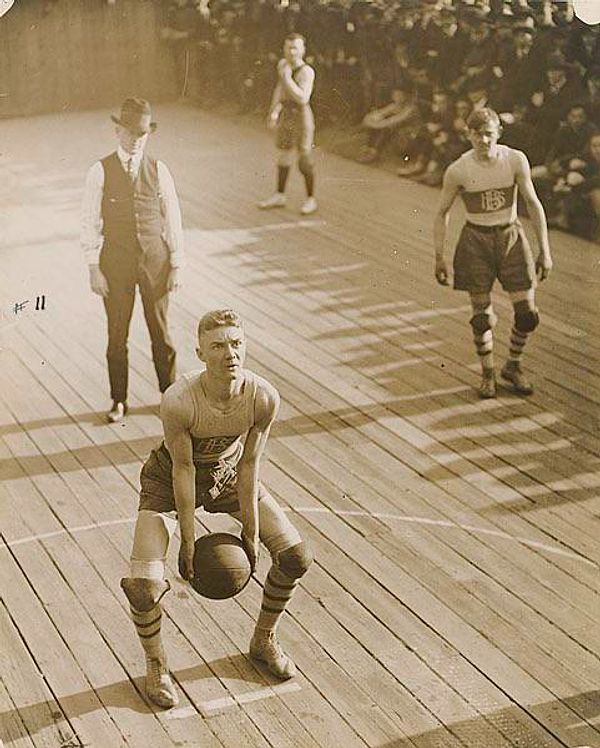2. 1921 yılında Atlanta Erkek Lisesi'nin Teknik Lise ile olan basketbol maçı.