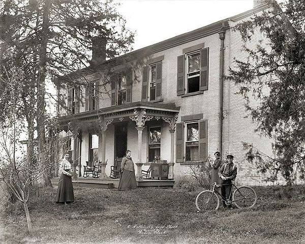4. George Washington Hicks'in Perrysville'deki evi 1841 yılında inşa edildi. Fotoğraftaki kişilerin eşi ve çocukları olduğu tahmin ediliyor.