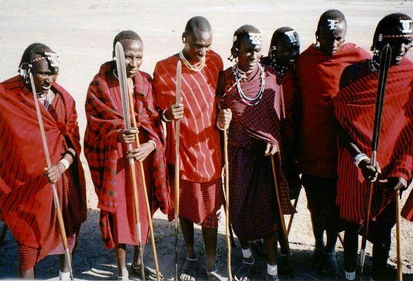 1. Tanzanyalı Masai Kabilesi, topraklarından çıkarılmak için biber gazı ve plastik mermilerle müdahale edilmesi sonucu kabile halkı da ok ve mızraklarla karşılık verdi.