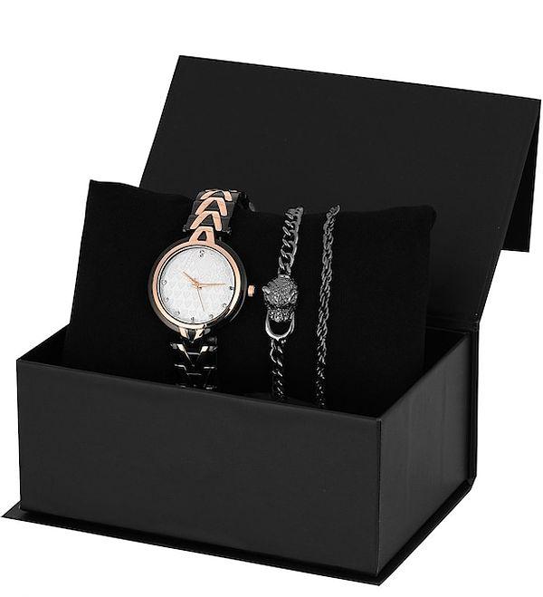 16. Hediye paketinde gönderilen bir kadın kol saati ve 2 adet bileklikten oluşan şık bir hediye.
