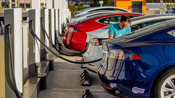 Son yıllarda artan yakıt fiyatları nedeniyle elektrikli otomobillere rağbet yoğunlaştı.