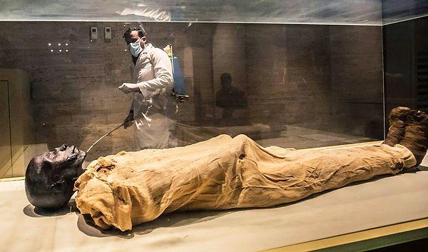 Antik Mısır'ı en gizemli yapan şeylerden biri olan mumyalar; ölü bedenlerin çeşitli işlemler uygulanıp, çürümesi önlenerek bozulmadan kalması sağlanan cesetler olarak tanımlanabilir.