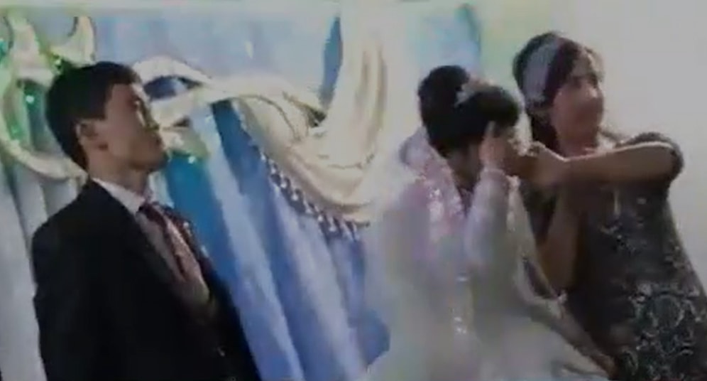 Düğünde Oyunu Kaybeden Damat, Kaybetmeyi Hazmedemeyince Geline Yumruk Attı!