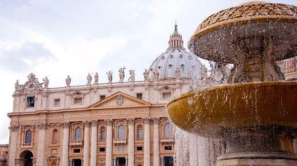 9. Vatikan'daki Roma Katolik yargı sisteminin inançlarına göre çalışan özel bir mahkeme mevcut.
