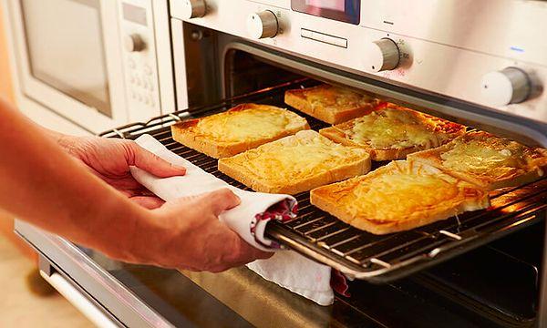 3. Eğer kalabalık bir kahvaltı masanız varsa tost makinesinde tek tek ekmekleri kızartmakla uğraşmayın, bütün ekmekleri 5 dakikada fırında dizerek zamandan ve enerjiden tasarruf edebilirsiniz.