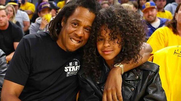 Bazıları ise babası Jay Z'ye benzediğini iddia etti.