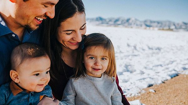 Bildiğiniz ve yaşadığınız gibi aile toplumumuzda fazlasıyla kutsallaştırılan bir kurum. Türk aile yapısını öve öve bitiremiyoruz. Bu kutsallıktan kaynaklı da çocuklar çoğu zaman içinden çıkmakta zorlandıkları bir baskıyla büyütülüyor.