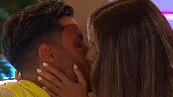 Aşk Adası'nda İtalyan yarışmacı Davide Sanclimenti ile tutkulu bir şekilde öpüştü...