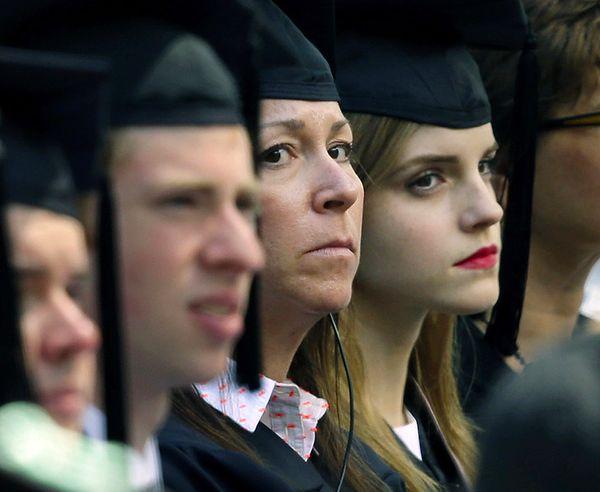 3. Emma Watson'ın mezuniyet gününde koruması mezun gibi giyinerek yanında otururken