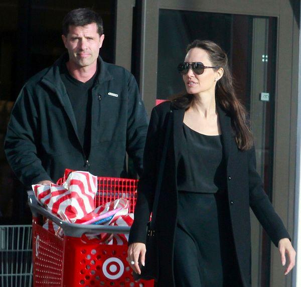 6. Angelina Jolie'nin alışverişi sırasında koruması ona yardım ederken
