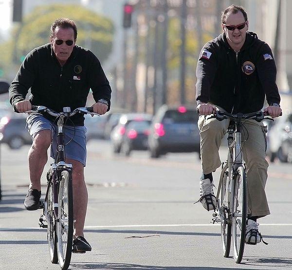 10. Arnold Schwarzenegger korumasıyla birlikte bisiklet sürerken