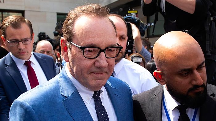 TV100 Spikeri Oğuz Haksever'den Büyük Gaf: 'Kevin Spacey Hakim Karşısına S*çtı'