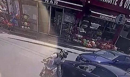 Çarptığı Motosikleti Deviren ve Sürücüsünü de Düşüren Araç Şoförü Hiçbir Şey Olmamış Gibi Yoluna Devam Etti
