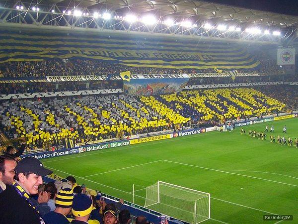 Fenerbahçe'nin 2022-2023 sezonunda oynayacağı maçlarda geçerli olacak kombine biletleri, bugün gündüz saatlerinde Fenerbahçe Divan Üyeleri, Kongre Üyeleri ve Temsilci Üyeler için genel satışa sunuldu.