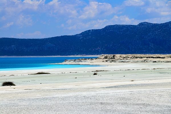 "Salda Gölü'nü uzaktan sevmeliyiz"