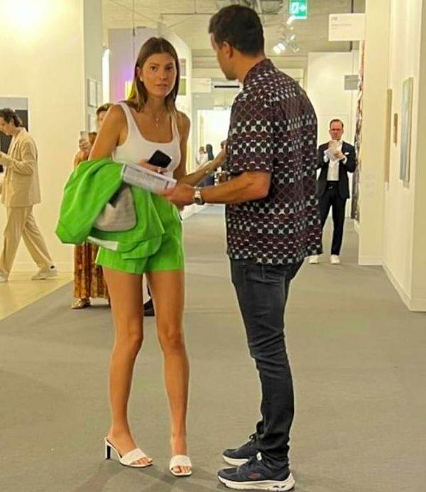 Emekli futbolcu, kız arkadaşıyla birlikte bir sanat fuarı olan Art Basel'i ziyaret ederken görüntülenmiş.