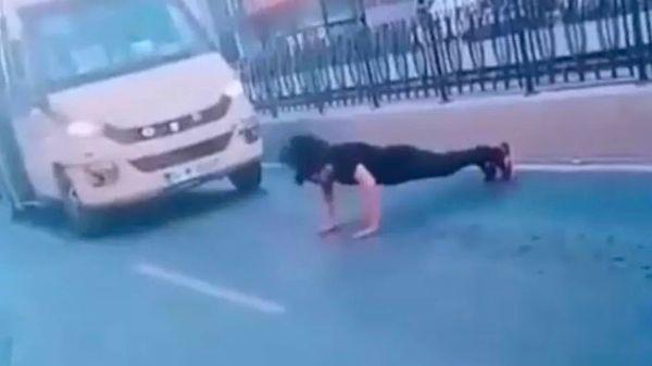 16. İstanbul'da yabancı uyruklu bir şahıs akan trafiği şınav çekerek durdurdu.
