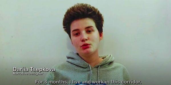 Örneğin oyunun Hikaye Tasarımcısı koltuğunda oturan Dariia Tsepkova 3 aydır koridorda yaşıyor ve işlerini de buradan hallediyor.