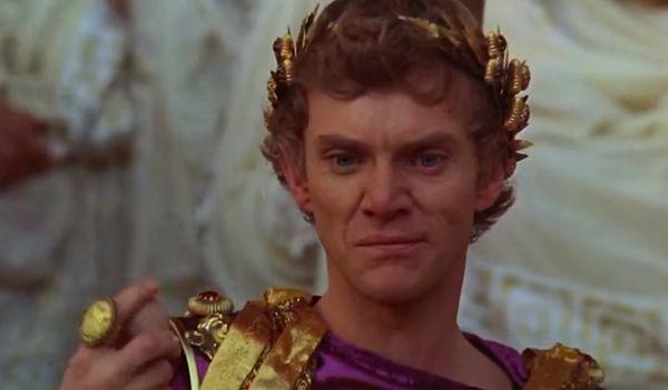 Bazen imparator olduğunu hatırladığında seferler düzenlemek isteyen Caligula bir seferinde Britanya'yı ele geçirmek için askerleri topluyor.