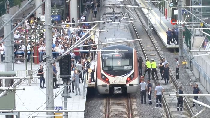 Bostancı’da Tren Raylarına Atlayan Genç Hayatını Kaybetti