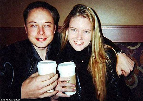 Elon Musk ilk eşi Justine Wilson ile üniversite yıllarında tanışmış ve kısa bir süre sonra evlenmişti.