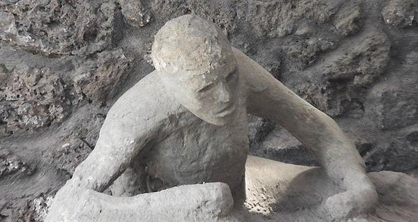Pompeii'deki bedenler arasında en çok dikkat çeken bu beden olsa da neredeyse tüm cesetler farklı pozisyonlarda yer alıyor.
