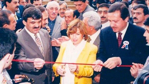 Bank Asya'nın açılışını dönemin Başbakan'ı Tansu Çiller, yine o dönem İstanbul Belediye Başkanı olan Erdoğan ile yapmıştı. RefahYol (54.) Hükümet Devlet Bakanı ve Sözcüsü Abdullah Gül de eşlik etmişti.