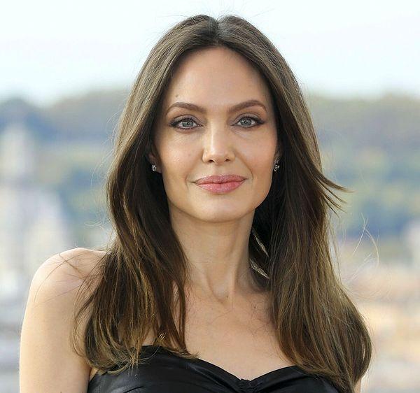 1. Angelina Jolie cenaze levazımatcısı olmak istiyordu.