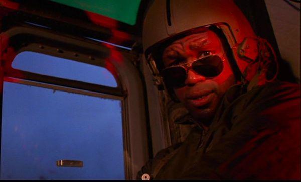 15. 1987 yapımı The Predator filminde, Predator yaratığını canlandıran Kevin Peter Hall, filmde bir de pilotu canlandırıyor.