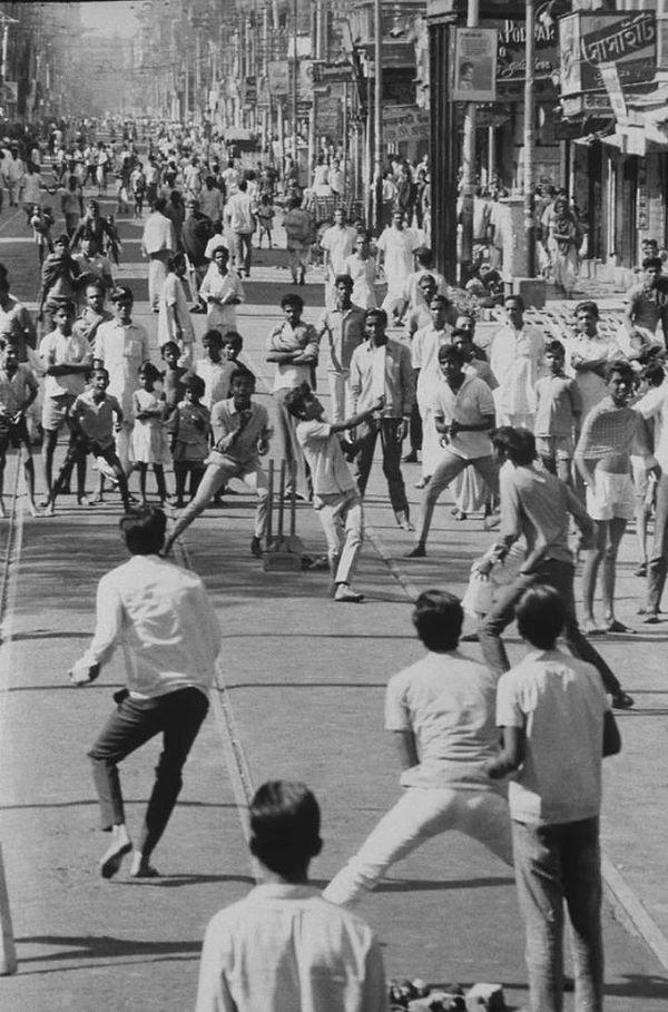 18. 1970'lerde Hindistan'ın işlek bir caddesinde kriket oynayan çocuklar.