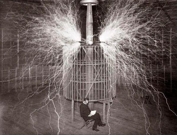 Çok başarılı bir fizikçi olan Tesla, çevresi tarafından çoğunlukla eksantrik ve tuhaf bulunuyordu.