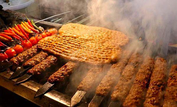 2. Adana kebabı (100 gr) 240 kcal.