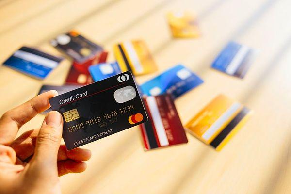 Aidatsız kredi kartı, kullanıcılarına sayısız hizmet sunabilir.