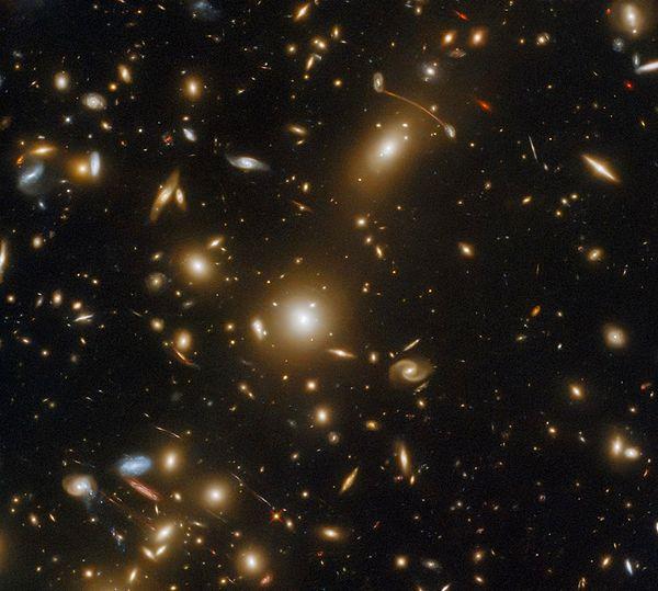 Fotoğraftaki ışık çizgileri yıldız kayması gibi görünse de aslında uzaktaki galaksileri işaret ediyor.