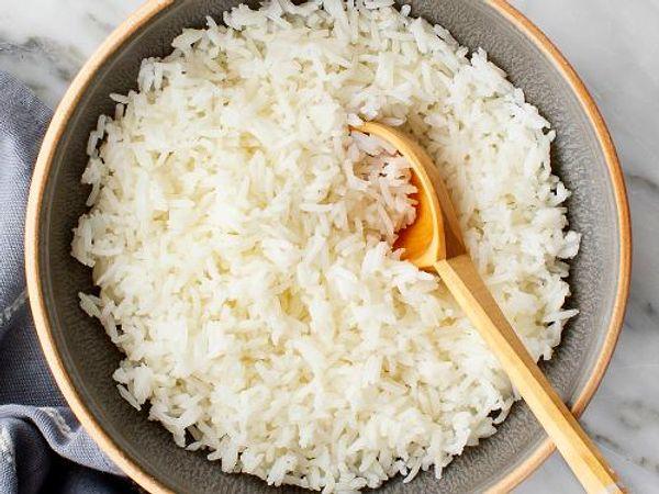 Pirincin içerisinde niasin, magnezyum, selenyum, fosfor, folik asit gibi sağlıklı besin değerleri bulunur.